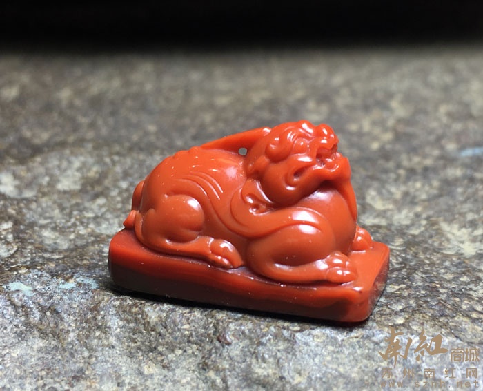 瑞兽貔貅 天然包浆料南红苏工精品小印章挂件